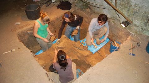 Un aspecto de la primera excavación arqueológica realizada en Cova Eirós, en el verano del 2008