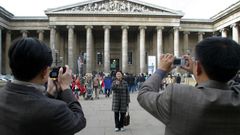 Turistas orientales sacando fotos a las puertas del Museo Británico