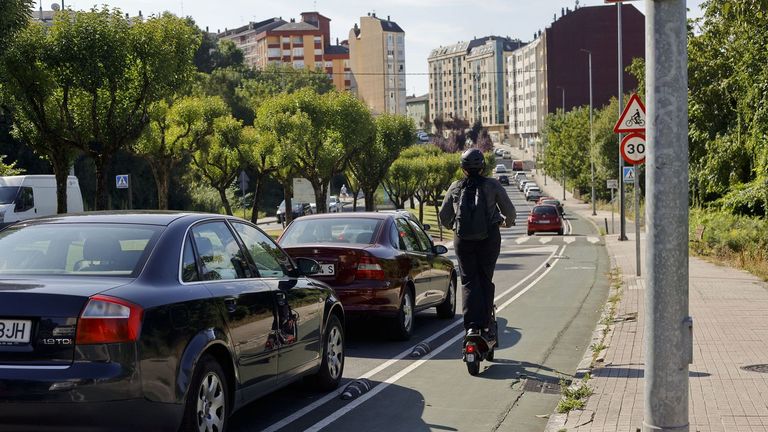 Cuenta atrás para las nuevas normas al circular en patinete: edad mínima y casco obligatorio
