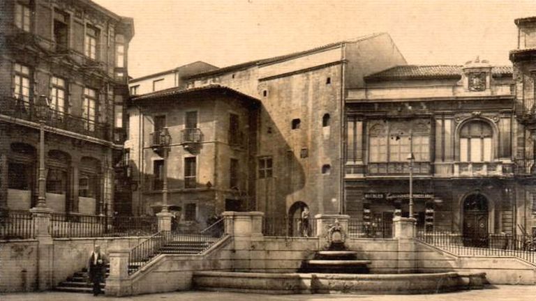 Una postal de la esquina de la plaza de la Catedral con la Casa de la Rúa, quizá el palacio en uso más antiguo de Oviedo