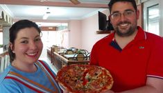 Tamara Domnguez y Eloy Carreira, quien llevan la pizzera J. Noya en A Noia, en Trazo