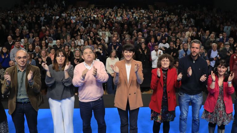 Ana Pontón, con candidatos del BNG a las alcaldías gallegas, en un encuentro que llenó el Palacio de Congresos de Santiago