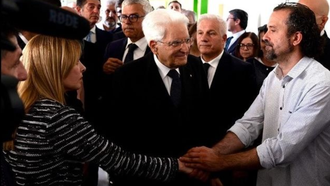 La primera ministra de Italia, Giorgia Meloni y el presidente de Italia, Sergio Matarella (en el centro de la imagen) saludan al civil Luca Signorelli