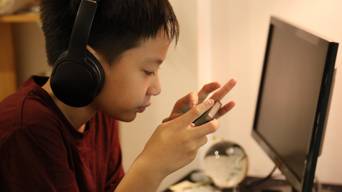 Los niños japoneses están conectados al móvil durante cinco horas al día de media.