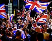 Un grupo de unionistas ondean banderas britnicas en George Square, Glasgow. 