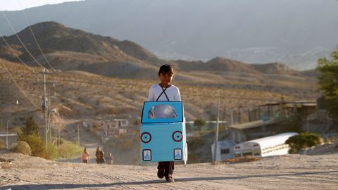 Una nia de 9 aos lleva un coche de cartn a su escuela en Ciudad Jurez, en Mxico