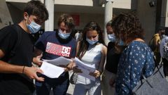 Alumnos de la selectividad en Pontevedra repasando pocos minutos antes del primer examen, el pasado 8 de junio