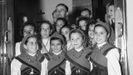 Agasallando a Himmler. O xefe das SS, Heinrich Himmler (asoma ao fondo, con gafas), na súa visita a Madrid, o 23 de outubro de 1940, fotografado posando cun grupo de nenas tras unha actuación folclórica na sede de Auxilio Social da Sección Femenina de la Falange. En primeiro plano, as rapazas que ían ataviadas co traxe rexional galego