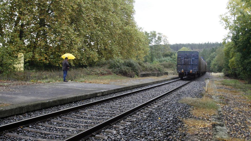 V�deo de una c�mara de seguridad en la que se ve una persona entrando a robar en una empresa de neum�ticos de Meira.Estaci�n de A Pobra de San Xiao, una de las que se cerraron en septiembre de 1999