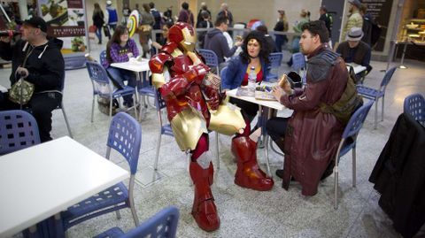 Un hombre disfrazado de Iron Man en la cafetera de la Super Comic Convention de Londres.