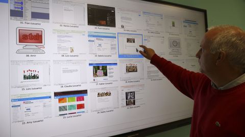 Fernando Vieito, profesor que usa E-Dixgal, muestra cómo controla lo que está haciendo cada alumno, al que puede mandar mensajes individuales y colectivos, e incluso apagarle el ordenador