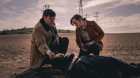 El actor asturiano David Blanka, junto a la actriz Laia Manzanares, en la serie de RTVE «Asuntos Internos»
