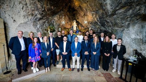Representaci�n del Real Oviedo en la ofrenda floral a la Santina de Covadonga