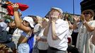 Los abuelos y familiares de Tere Abilleira siguieron el partido del mundial de ftbol desde la  Plaza da Ferrera