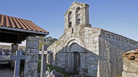 Fachada de la iglesia de Seteventos, en O Saviao (ruta 1)