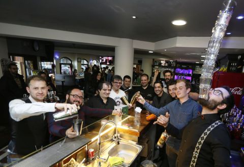 Los 15 barmans procedentes de toda Galicia elaboraron sus combinados durante la tarde y la noche. 