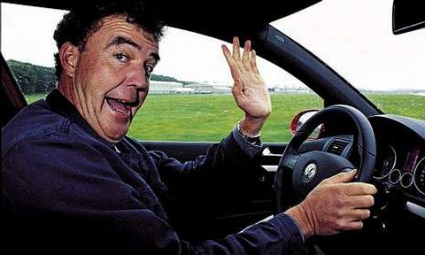Clarkson conduce y prueba vehiculos en un tono que a veces traspasa los lmites de la educacin.