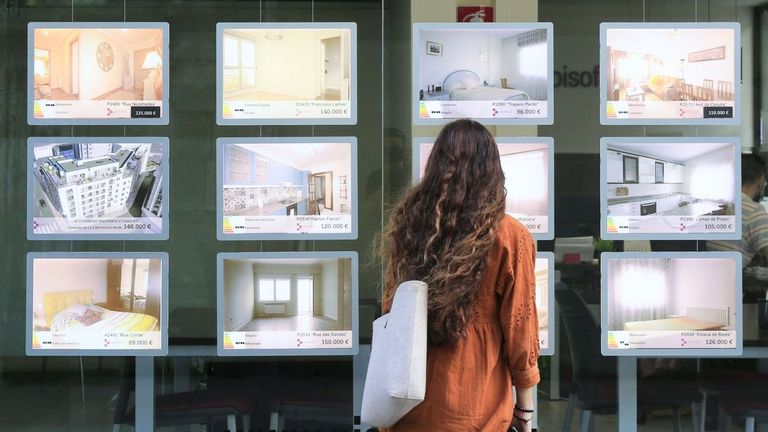 Una mujer mira los anuncios de una inmobiliaria en una imagen de archivo.