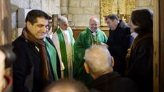 El conselleiro Román Rodríguez charla con el obispo de Ourense, Román Rodríguez, en una visita a la iglesia de San Domingos (Ribadavia)