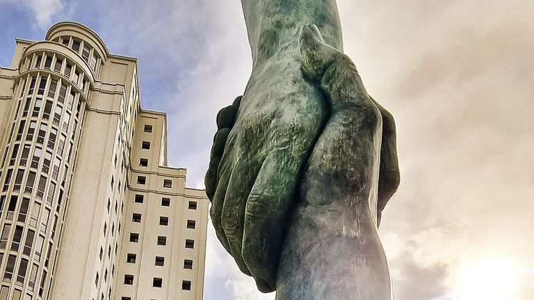 Revocan una indemnización de 16.000 euros a la cuidadora de una mujer de 90 años que se fue a un asilo en Vigo