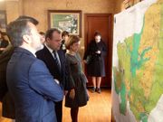 El alcalde de Aranga, Alberto Platas, explica el plan al conselleiro Hern�ndez