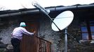 Una antena de recepción de wimax en la aldea de Visuña