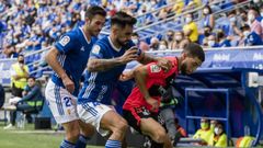 David Costas y Lucas Ahijado pugnan con Samuel Shashoua por un esf�rico