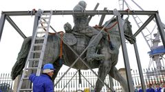 La estatua ecuestre de Franco en Ferrol, una pieza de bronce que en 2010 deba ser retirada de la vista del pblico para cumplir con la Ley de Memoria Histrica. Antes, en 2002, ya haba sido retirada de la Plaza de Espaa