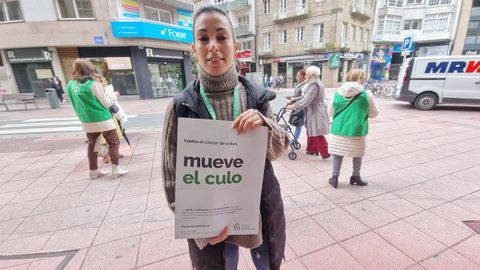Rebeca Castro, técnica de prevención de la AECC en Pontevedra, este viernes durante la campaña por el Día Mundial para la Prevención del Cáncer de Colon