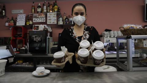 Varios negocios gallegos ya se enfocan desde hoy en los cafés y en la comida para llevar.
