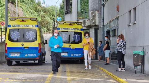 Dos coches de Ambulancias Civera, concesionaria del transporte sanitario programado, en urgencias de Montecelo, en Pontevedra