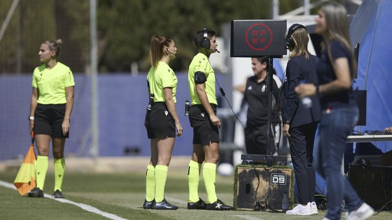 El VAR «low cost» de la Liga F y Primera RFEF, más contras que pros