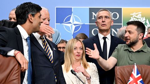 Giorgia Meloni, surrounded by Sunak, Biden, Stoltenberg and Zelensky during the summit in Vilnius