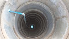 A principios de septiembre, David Meizoso se qued sin agua en su pozo en una aldea de Abegondo. Hasta el reflejo del agua se pueden contar nueve aros. Antes solo se vean tres, asegura, mientras se suministra con una manguera del agua del pozo de un vecino que puede secarse en cualquier momento. 
