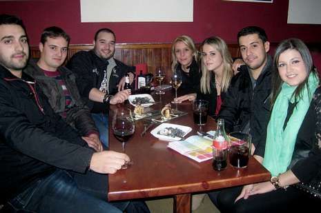 Muchos clientes empezaron el s�bado a probar las tapas.