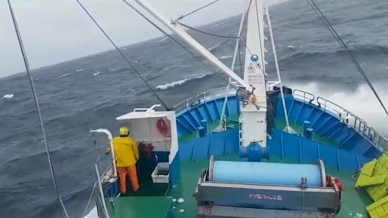 Cae al mar un marinero indonesio de un espadero de Burela que faenaba a 1.500 millas de Nueva York