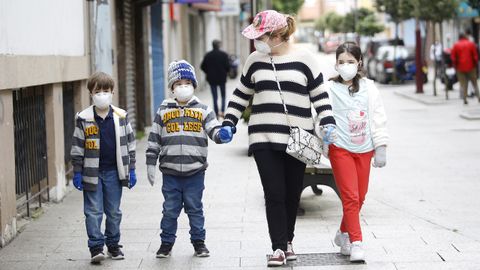 Una mujer pasea con tres menores en Vigo, todos ellos con mascarillas