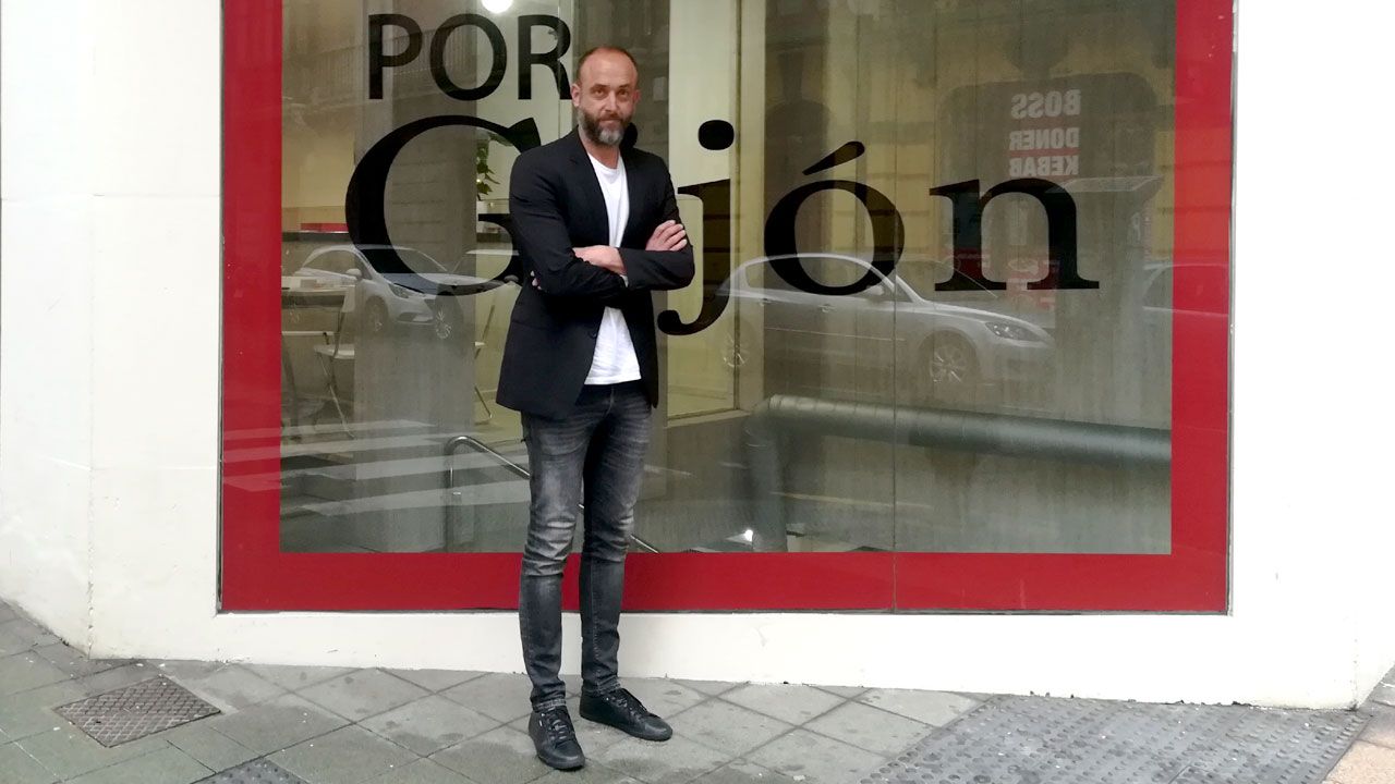 David Alonso, ante la sede de Por Gij�n