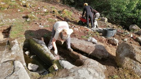 Las tumbas medievales de O Preguntoiro, en Pantn, estn siendo objeto de una investigacin arqueolgica 