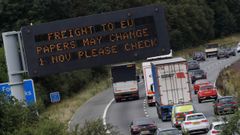 Un cartel en la autopista M56 cerca de Chestero informa  sobre posibles cambios en los procedimientos de carga despus del brexit