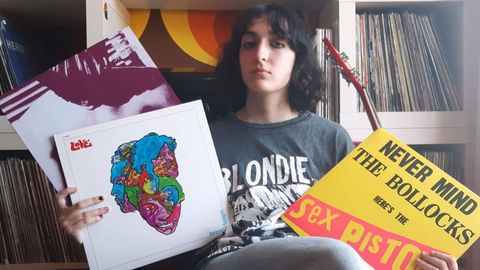 Aina Mora con las portadas de  eleps de The Smiths, Love y Sex Pistols.  