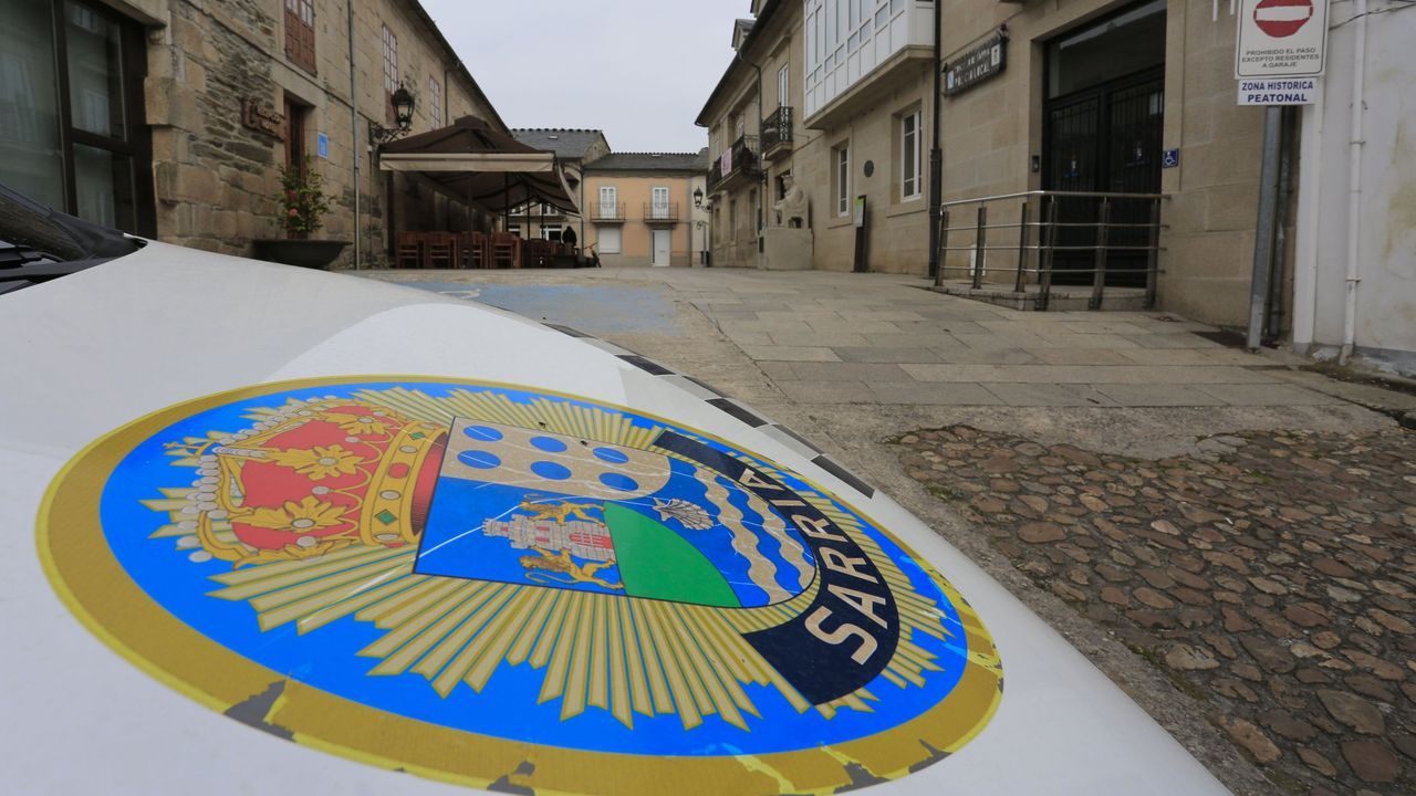 Muere un var&oacute;n al caer con su veh&iacute;culo al r&iacute;o Sarria en a Ponte do Peregrino.Un coche de la Polic&iacute;a Local de Sarria en la entrada a las dependencias del cuerpo en la localidad