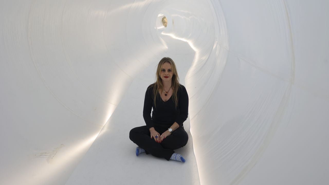 Abajo, estado actual de las instalaciones, y arriba, recreaci�n del proyecto con tres m�dulos de alojamientos mimetizados con el paisaje y la zona com�n al fondo, pintada de amarillo