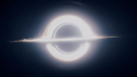 En Garganta se aprecia un disco brillante, como el de Saturno, y el efecto de lente gravitacional. La parte brillante superior e inferior, en realidad, se trata de un espejismo