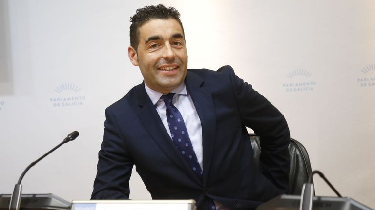 O presidente da Deputación de Pontevedra felicita as Letras lembrando o que viviu na facultade: «Falei en castelán dúas semanas porque todos o facían»