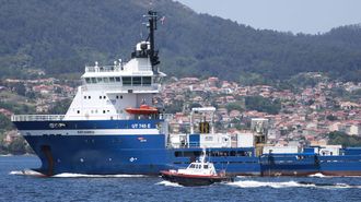 Los pr�cticos de Vigo acompa�an la salida del �rtabro.