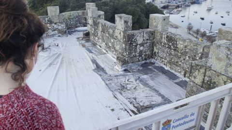 La zona cubierta por la tela está vallada para que no puedan acceder los visitantes de la torre