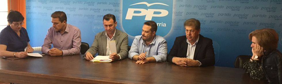 Tractorada en Sarria.Los concejales del PP criticaron con dureza el proceso de contrataci�n de la caldera de la piscina