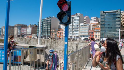 Semáforo en rojo en la playa del Matadero de A Coruña