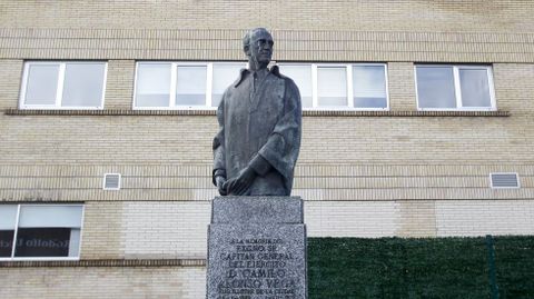 Monumento dedicado al ministro franquista Camilo Alonso Vega, en el exterior del hospital Juan Cardona.